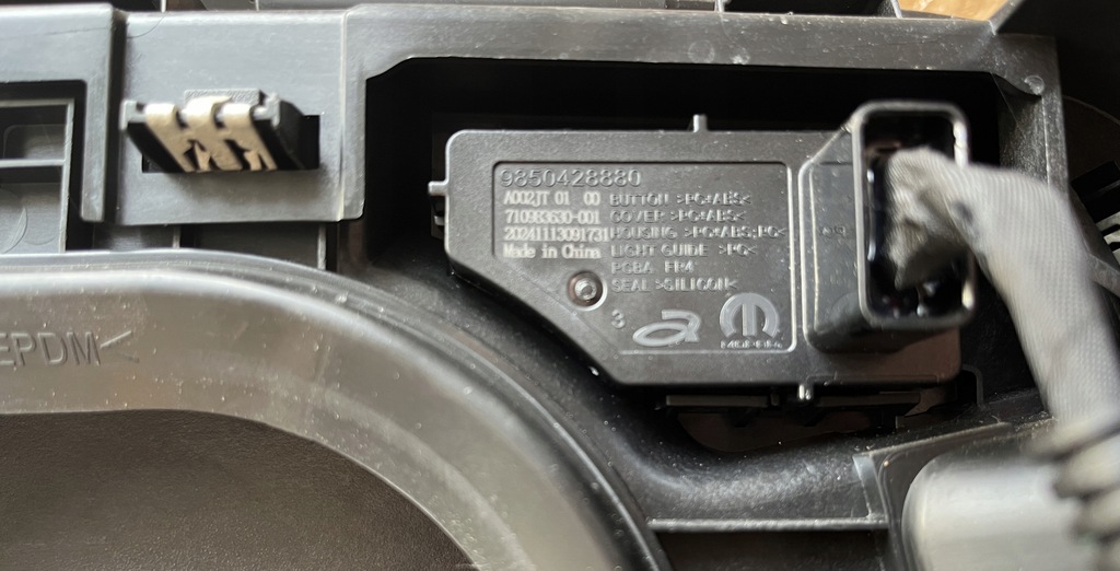 фото №7, Peugeot 3008 gt крышка зарядки аккумулятора 9843727080 2025r