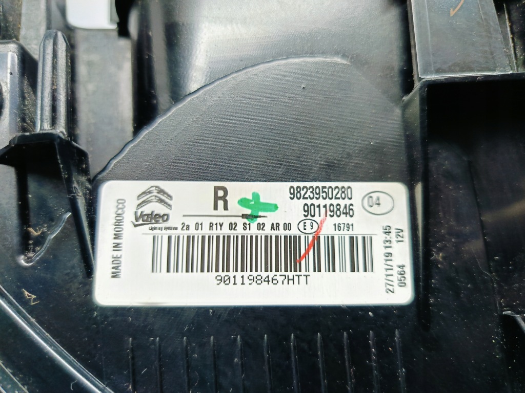 Citroen c4 cactus рестайлінг  17- лампа фара світло правий задній led 9823950280 Зі Шроту