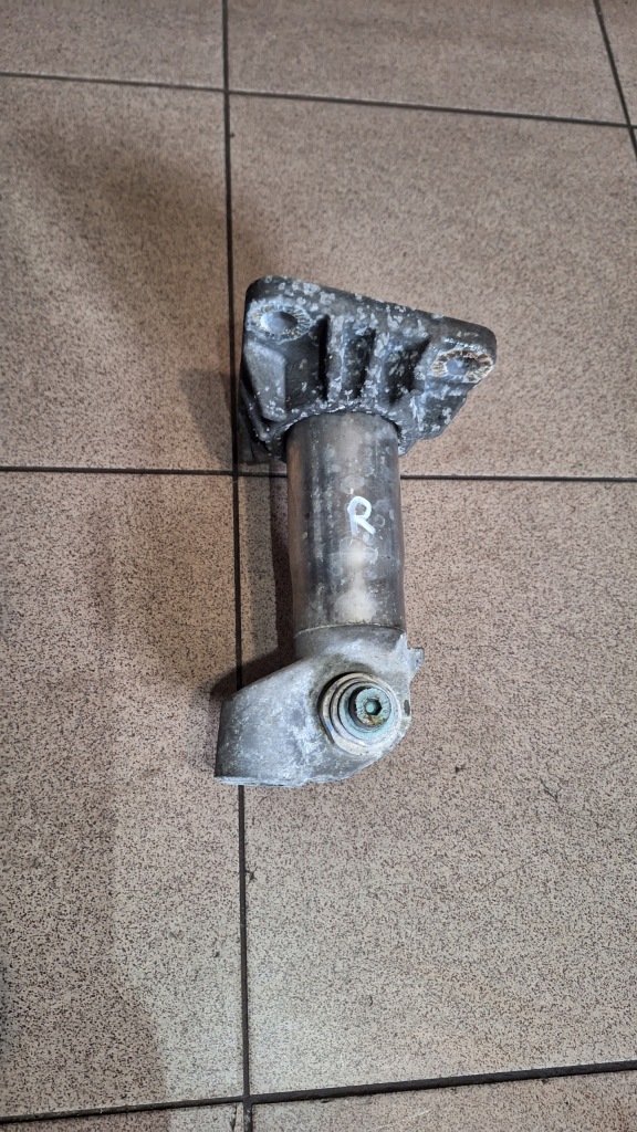 фото №1, Відбійник болт зона деформації права перед audi a4 b6