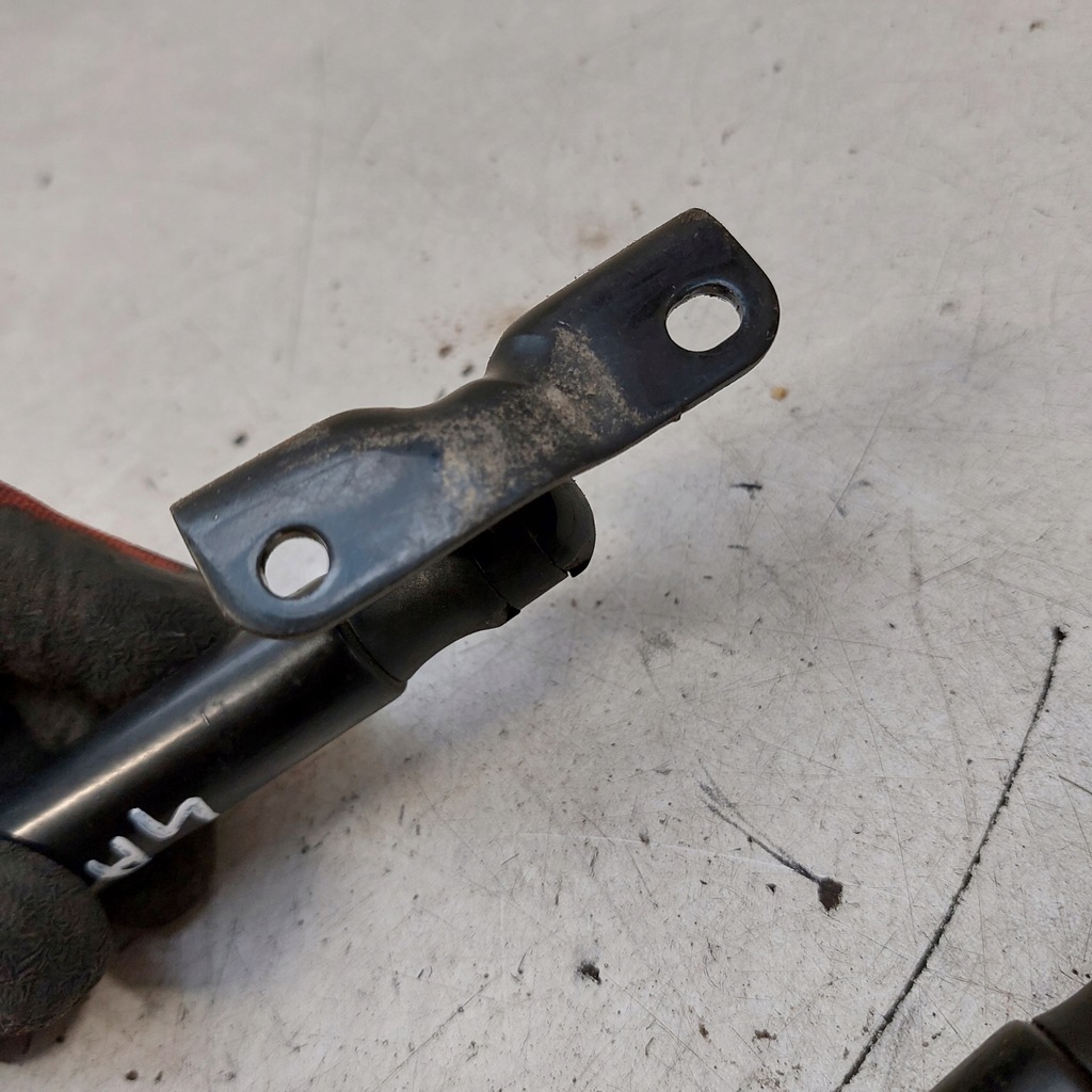 фото №5, Hyundai ix35 амортизаторы крышки багажника 81770-2y000