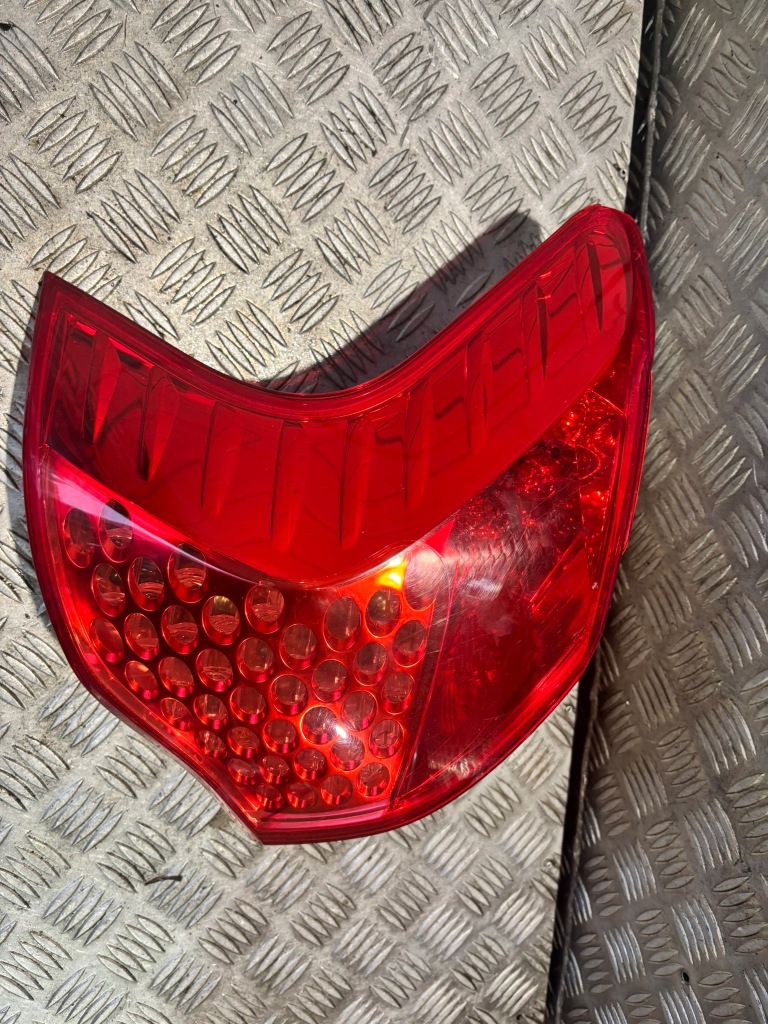 фото №1, Peugeot 3008 i rok лампа левая задняя w крыло 9683460880 повреждённая