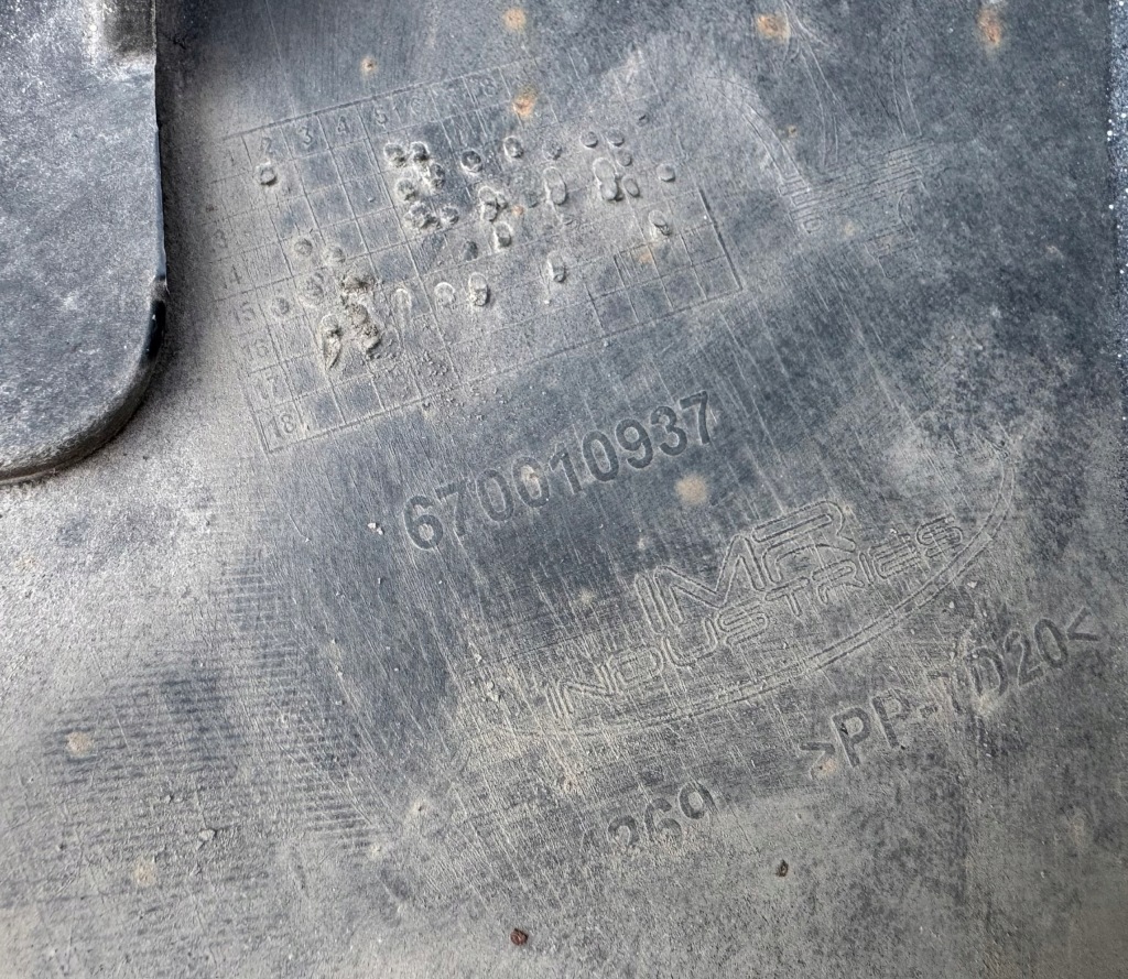 Бампер перед передній maserati ghibli омивачі 6pdc заглушка 670010937 Оригінал