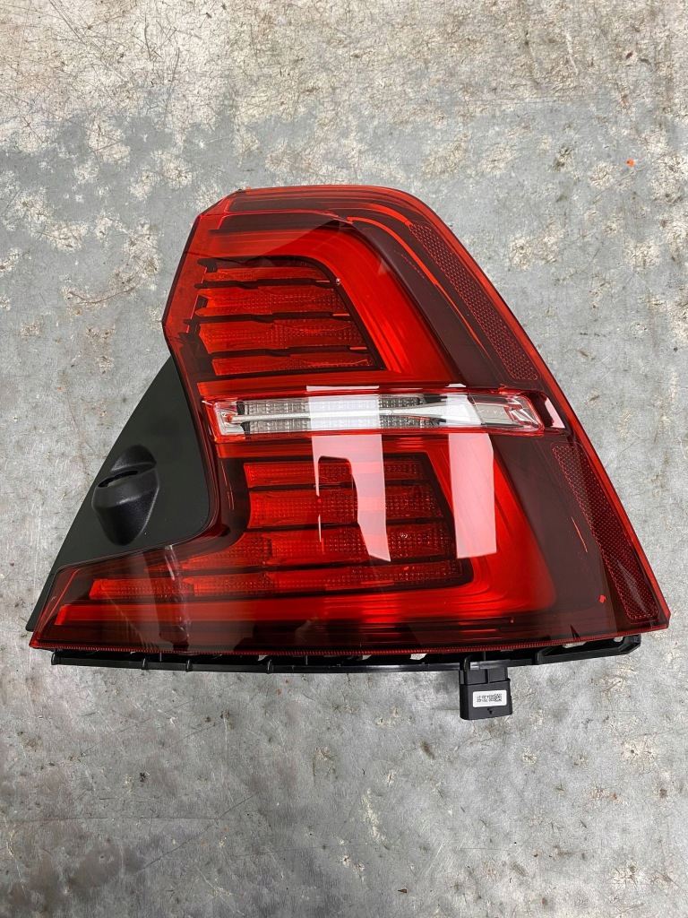 фото №1, Volvo s60 iii sedan оригінальна лампа led правий задня задня 31689680