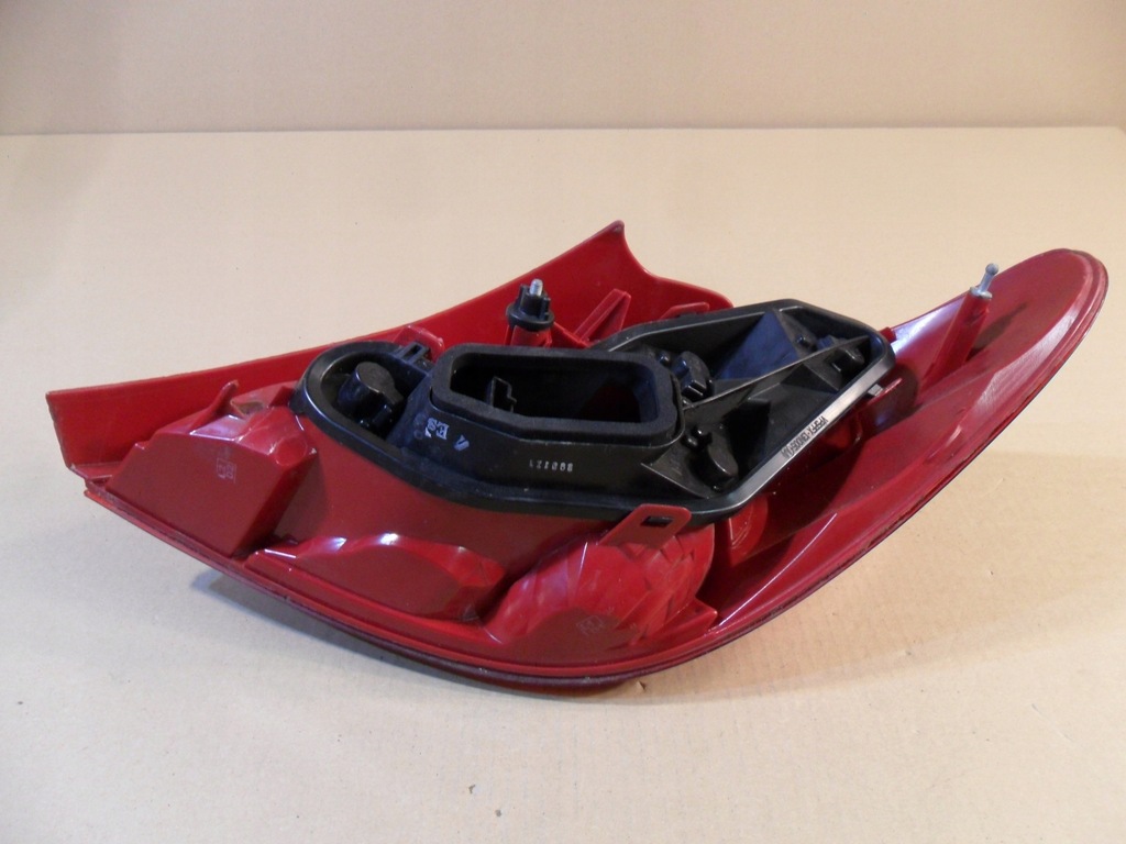 фото №10, Peugeot 108 лампа правая задняя 18r 81550-0h132