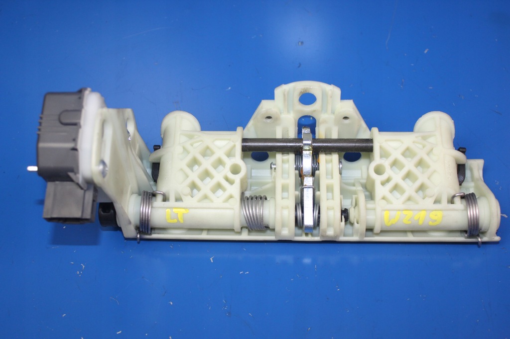 фото №1, Mercedes cls w219 механизм основание подголовник задняя