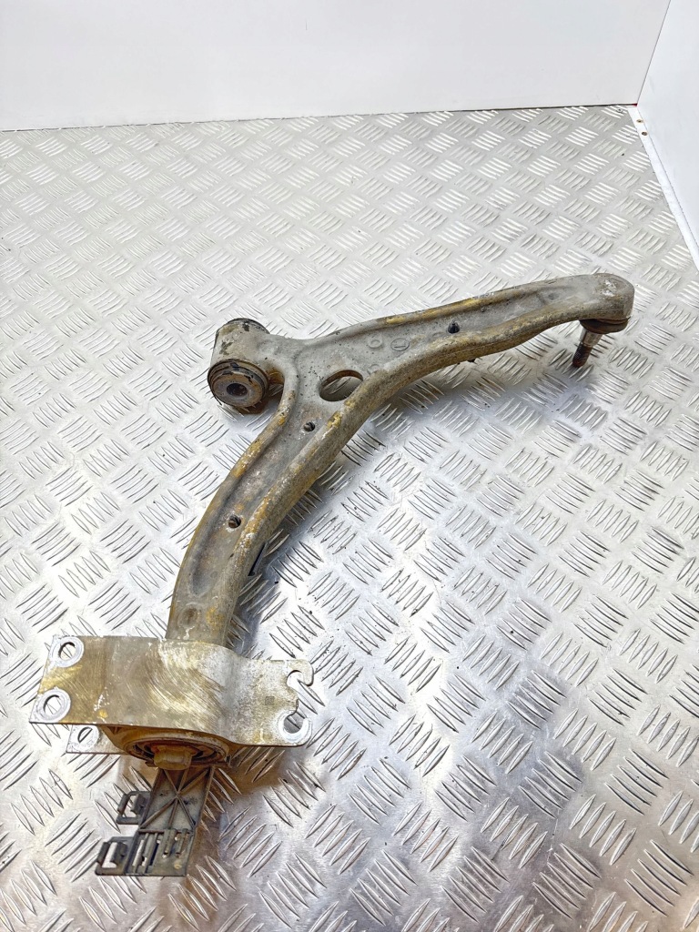 Mercedes-benz gla w156 2015 нижній важіль передній Недорого