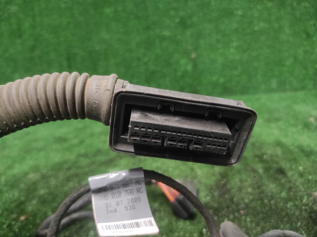 Audi a4 b8 жгут дверь левый задний  8k0971687 в Украине