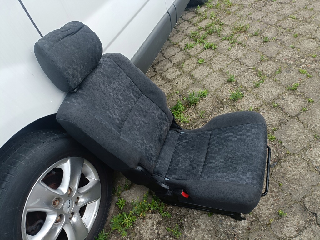 фото №1, Правый средний сиденье 2-rząd toyota avensis verso 01-