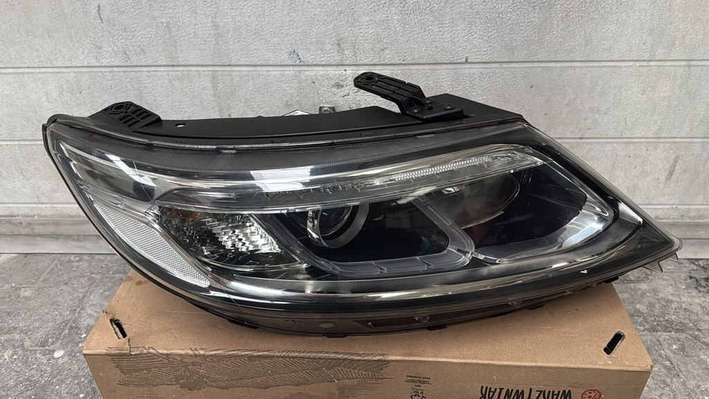 фото №1, Kia sorento 2012- lift лампа правая передняя ксенон