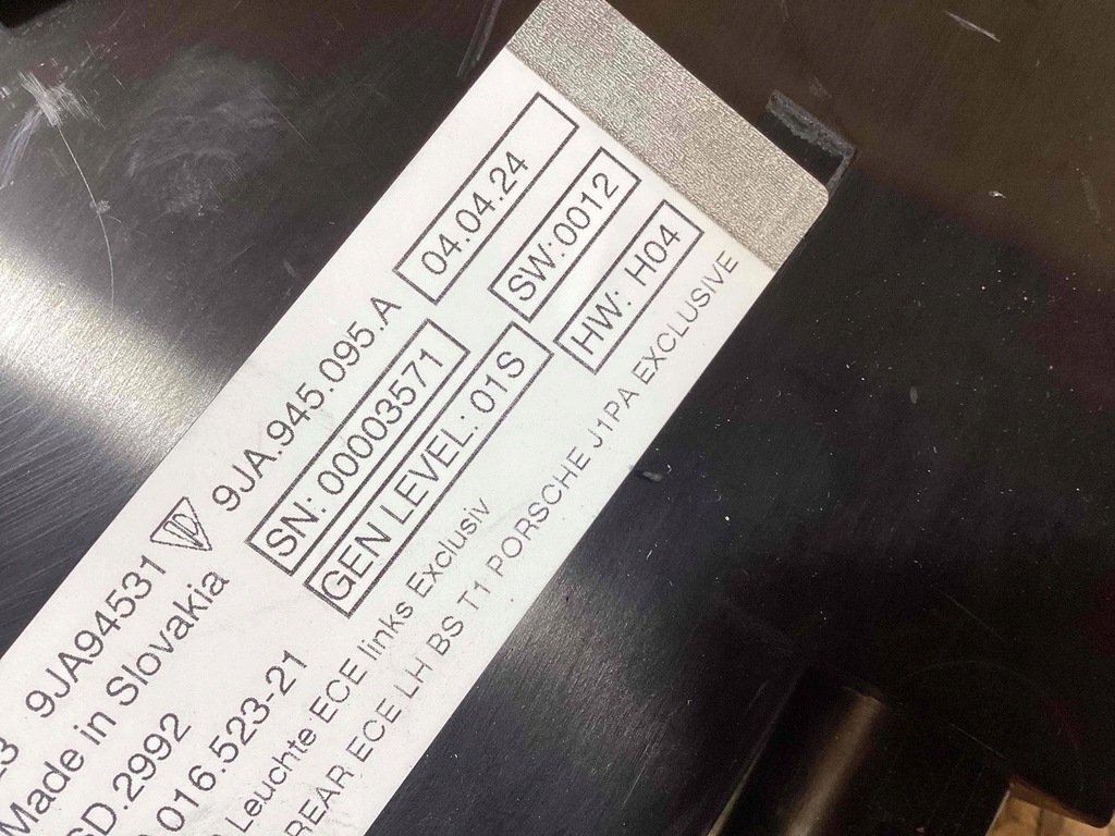 фото №14, Porsche taycan лампа правая левая накладка 9j0945082f 9j1945096a 9ja945095a
