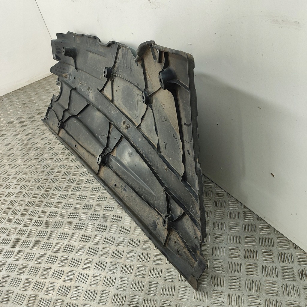 Audi q2 - 2020 левая сторона накладка боковое  подвеска с Разборки