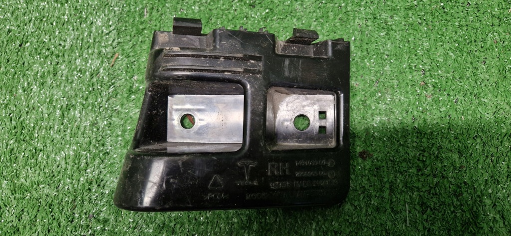 фото №1, Направляющая кронштейн лампы правый tesla model y 1494039-00-e