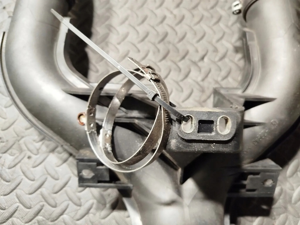 Патрубок повітря maserati ghibli m157 h20943 3.0l бензиновий 257kw 2014 Оригінал