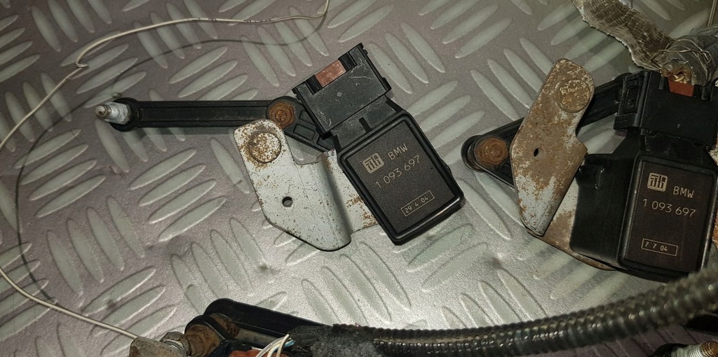 фото №10, Bmw e60 e61 e63 датчик рівня лампа вирівнювання світла лівий задня 1093697