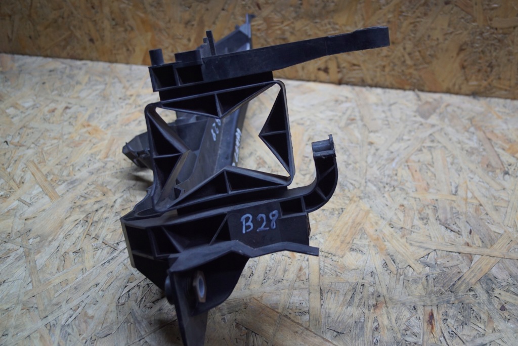 фото №8, Направляющая бампера лампы левый перед audi a4 b8