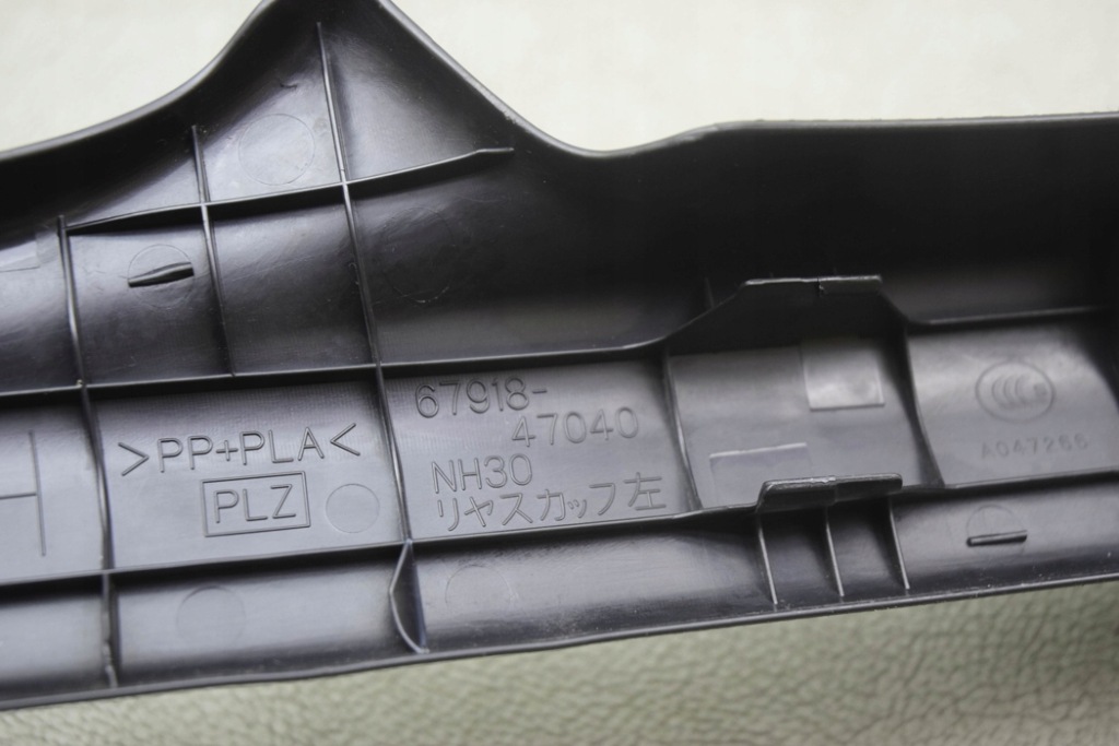 Задня ліва накладка декоративна порога  toyota prius _w3_ 6791847040 1.8l hybrid Зі Шроту