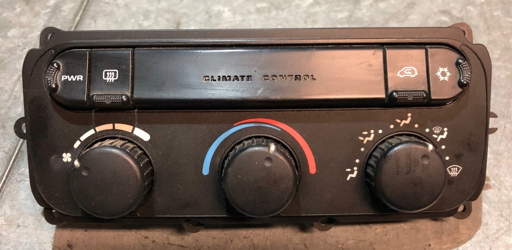 фото №1, Dodge caravan iv панель кондиционера 05005001ad