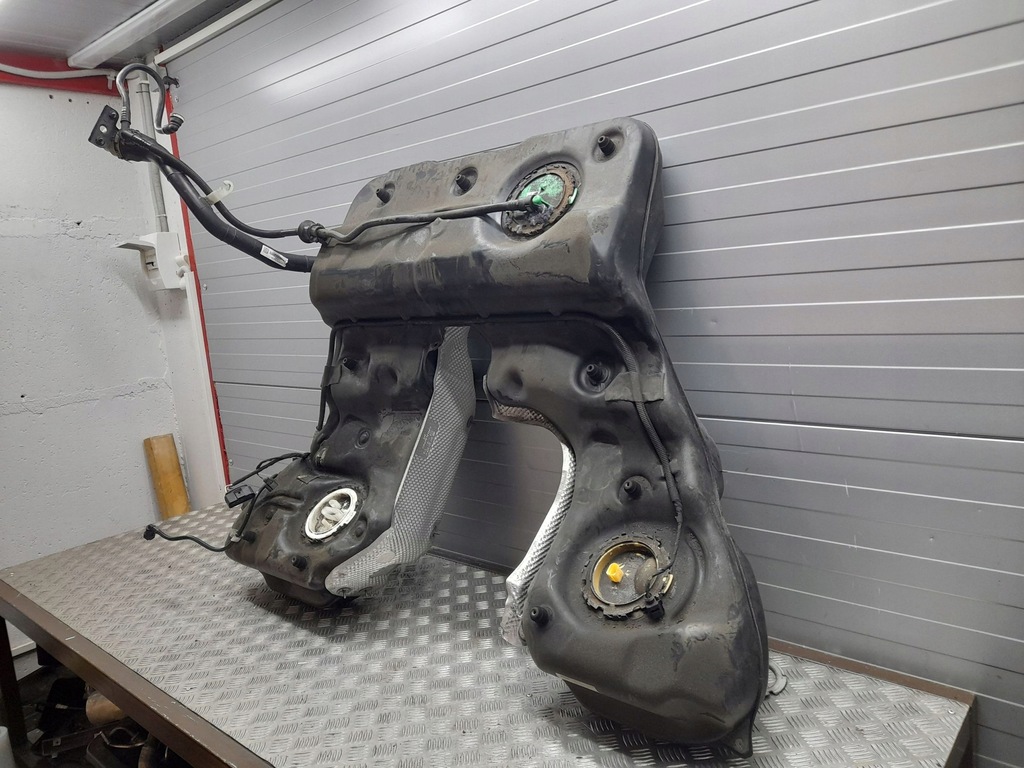 фото №9, Audi a8 s8 d4 4h 2015 з задній бак пального