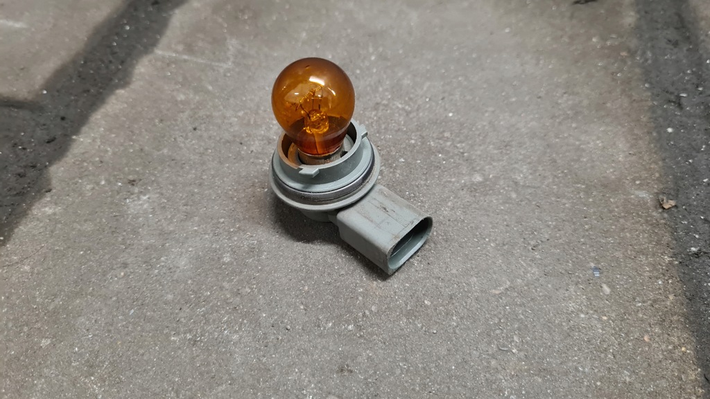 фото №1, Mercedes atego цоколь вкладыш лампочка лампы