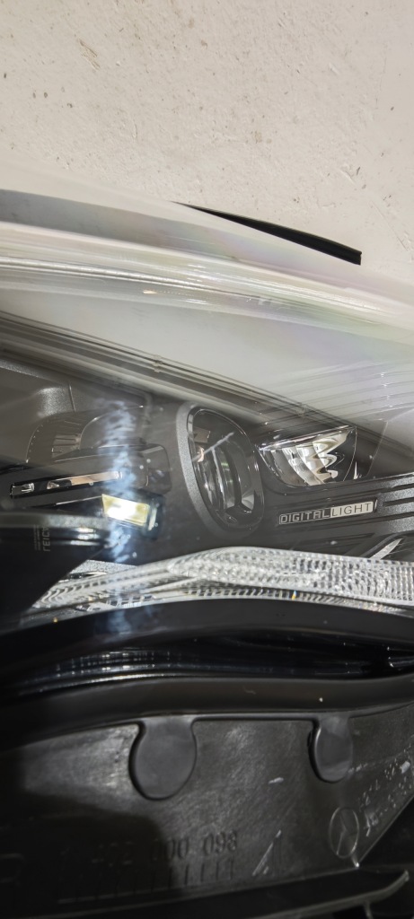 Фара правая  перед mercedes e klasa w214 digital ходовие огни Доставка