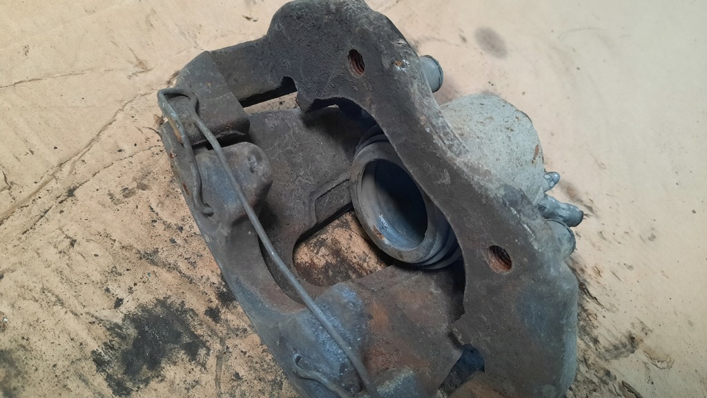 фото №5, Суппорт тормозной 814 правый перед volvo c40 s40 v50