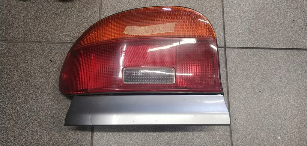 фото №3, Mazda 121 молдинг лампа левая задняя 220-61364