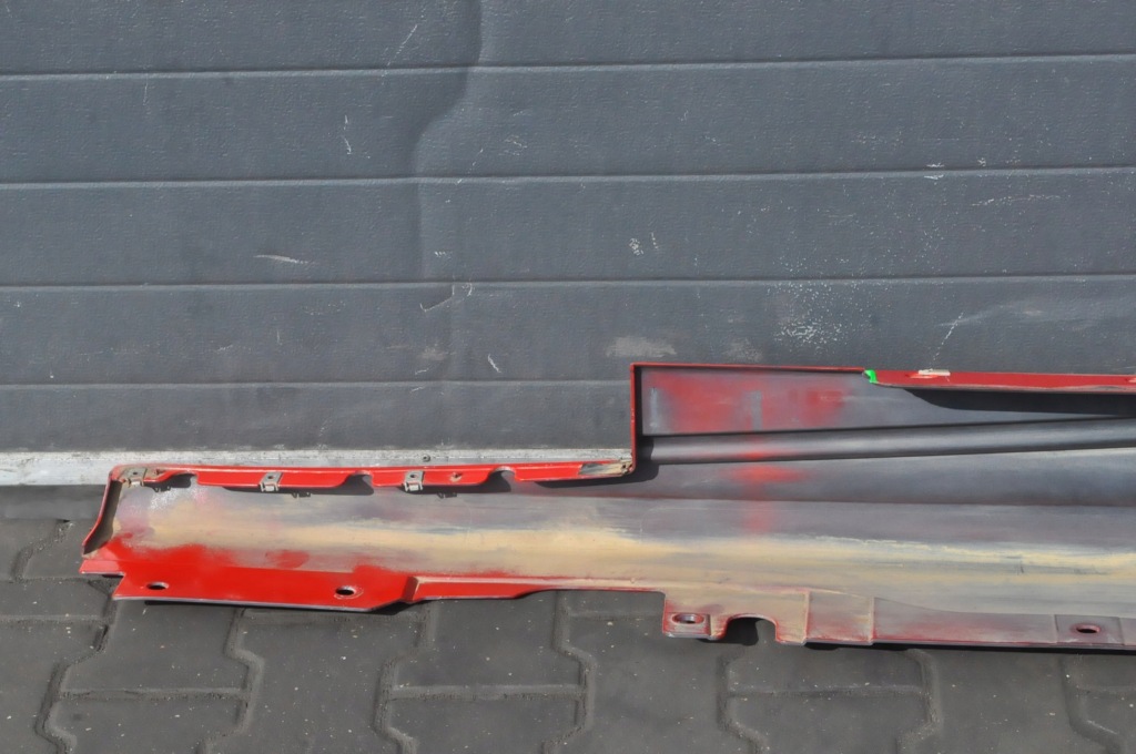 Ferrari california 4.3 накладка поріг права 69749600 в Україні