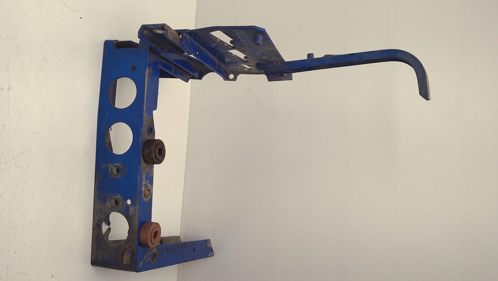 фото №7, Audi a8 s8 d2 4d 2001 кронштейн / кронштейн крыла передний