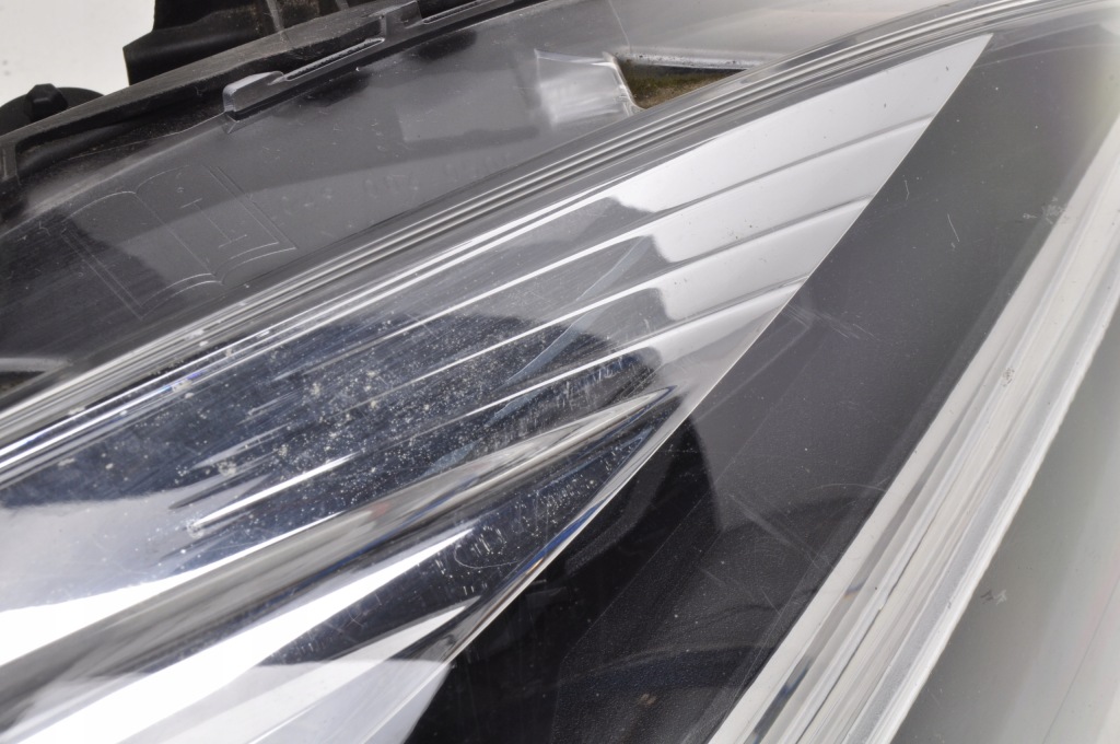 Volvo v40 2 фара правий передня правий перед uk full led 31677021 Оригінал