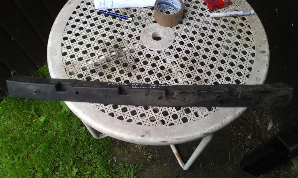 Купити Ford focus mk1 sedan - напрямна бампера задня