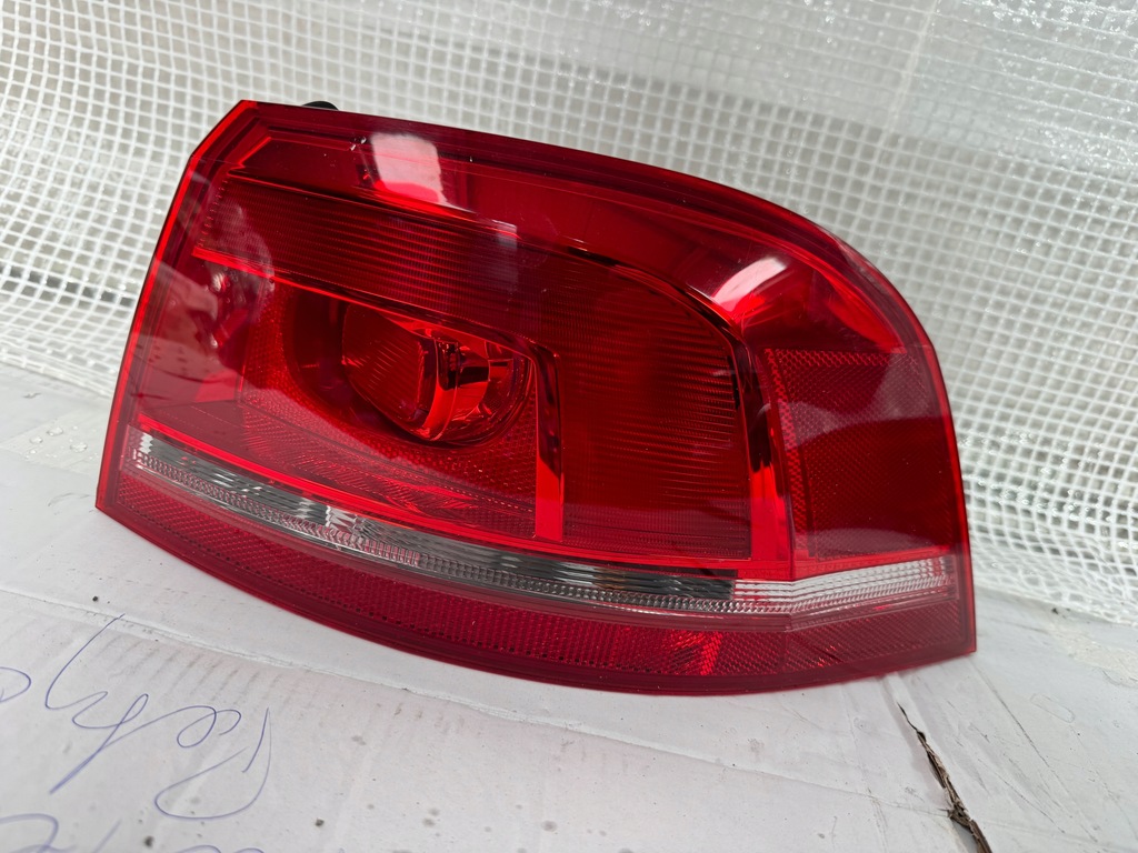 фото №1, Vw passat b7 kombi права задня лампа