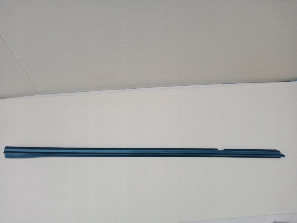 Купити Mercedes glb w247 права молдинг прокладка двері перед