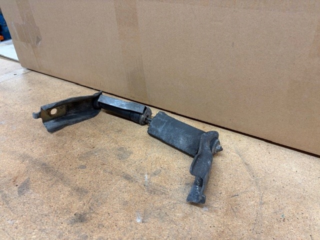 Купити Mercedes 107 sl,slc - амортизатор двигуна