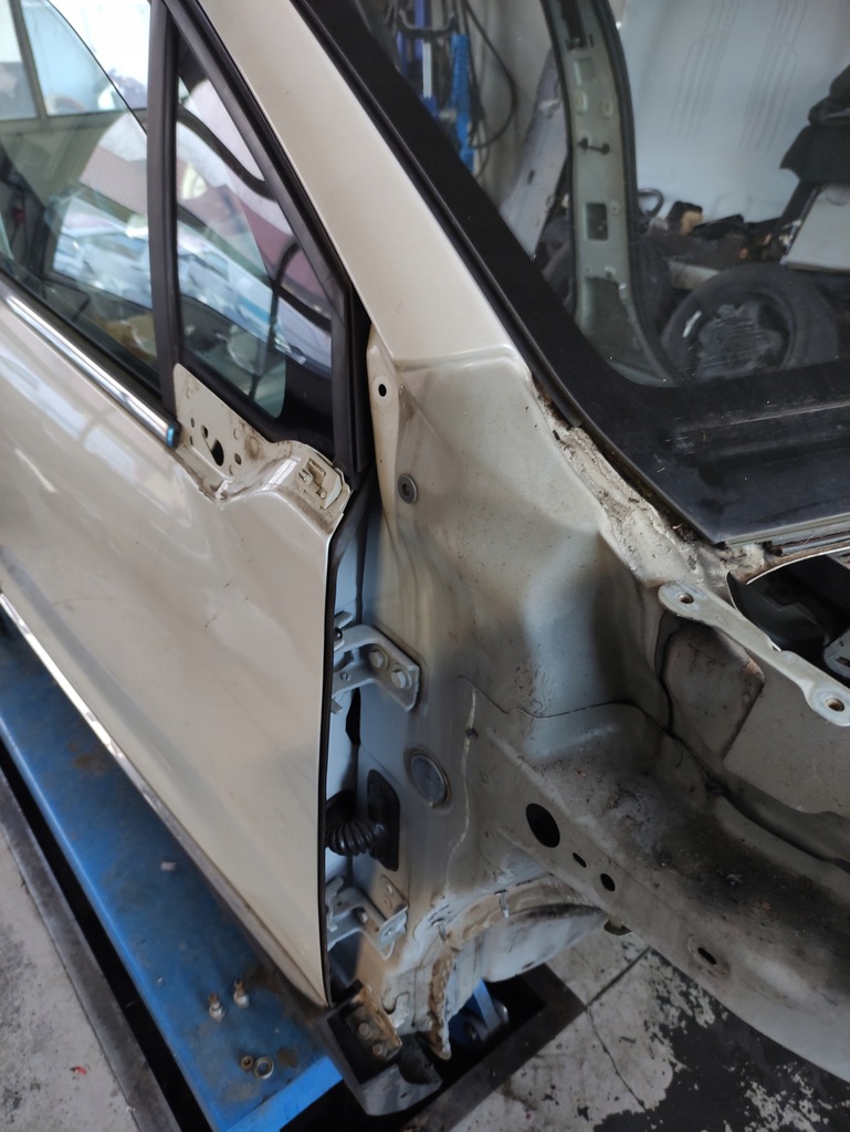 фото №1, Peugeot 2008 i правий передній поріг kwe