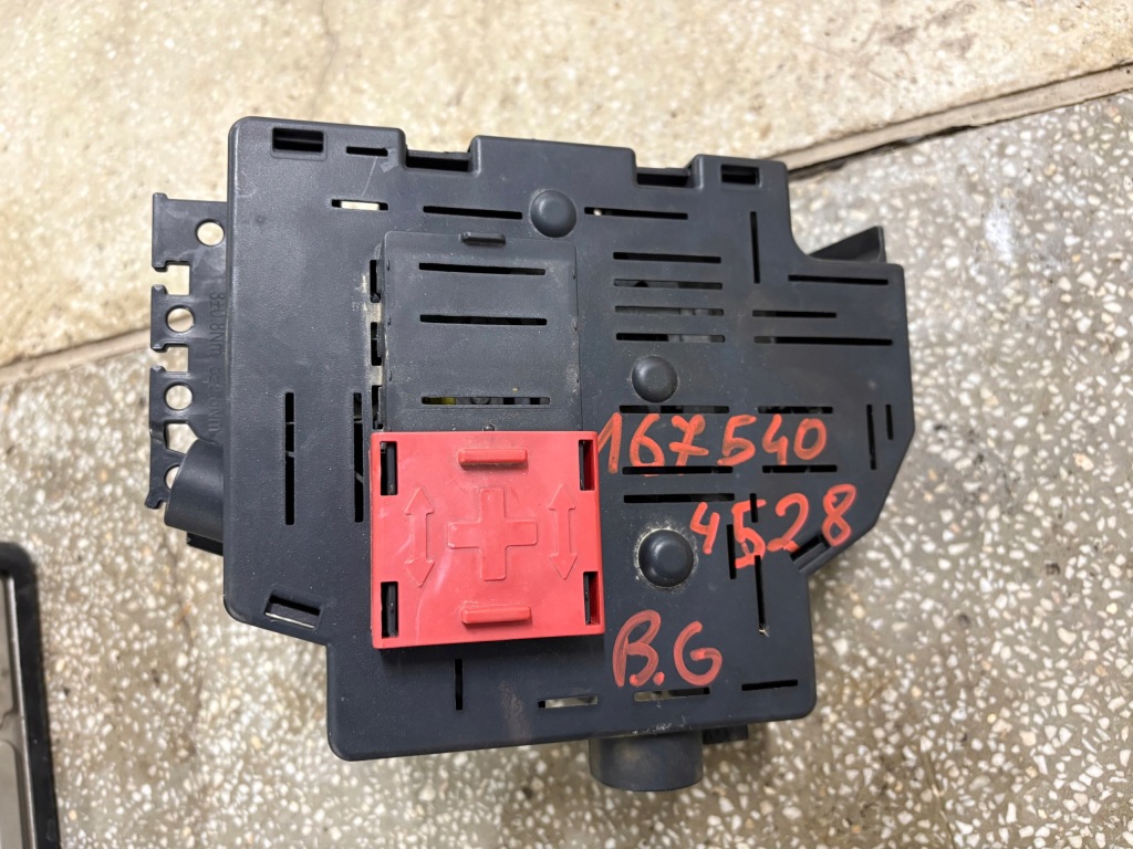 Купить Коробка предохранителей mercedes gle 1675404528 suv оригинал