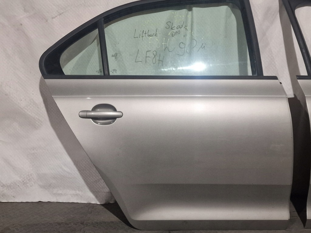 Дверь задний  правое skoda rapid hb liftback lf8h Цена