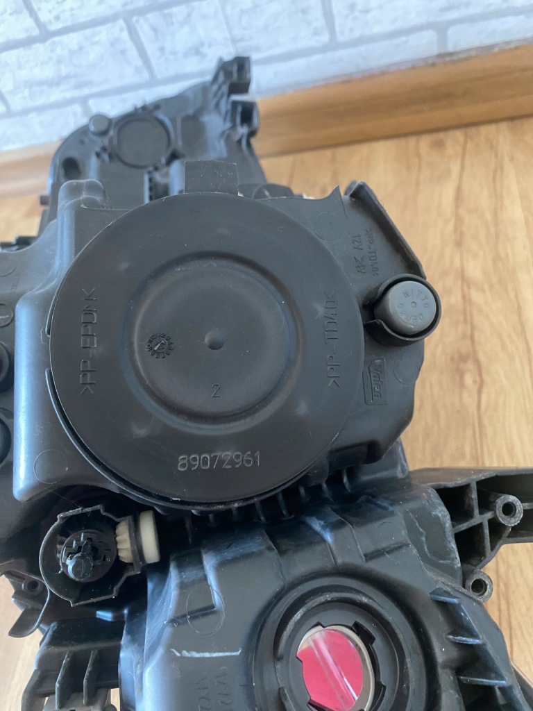 Toyota auris 2 рестайлінг  led фара правий перед Зі Шроту