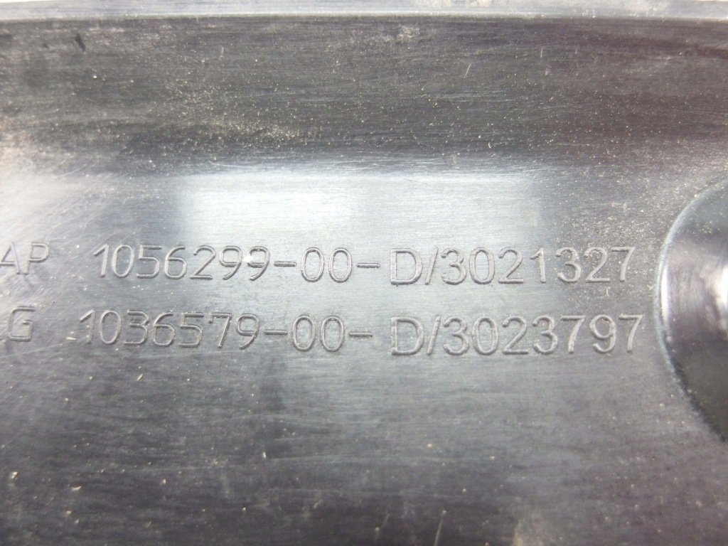 Молдинг кришки багажника ліва задня tesla x Ціна