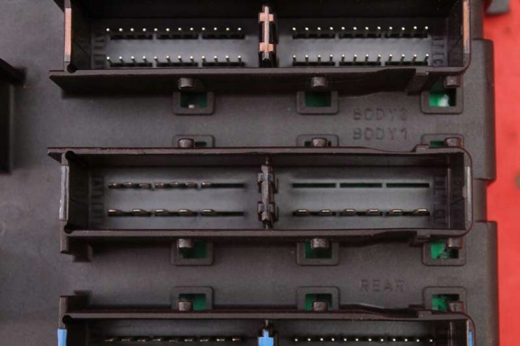 Купить Коробка предохранителей 13112913 at opel signum 2.2 direct 155 km + pin