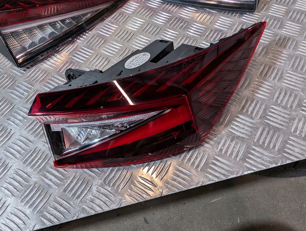 фото №12, Skoda enyaq 5la лампа левая правая задняя w крыло