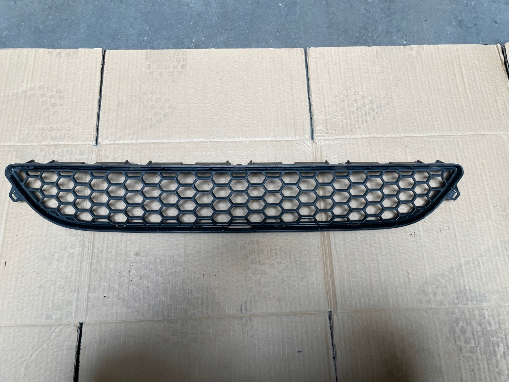Купить Volvo s60 v60 10-13r решётка средняя бампера
