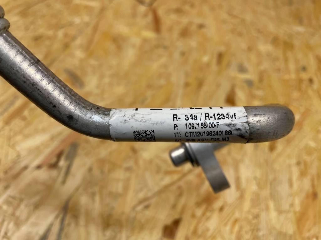 Патрубок трубка шланг кондиціонера tesla model 3 1092158-00-f 2017- Оригінал