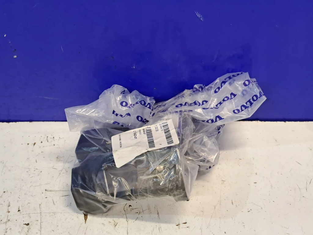 фото №10, Правий кронштейн бампера перед xc70 оригінальний номер 30698147