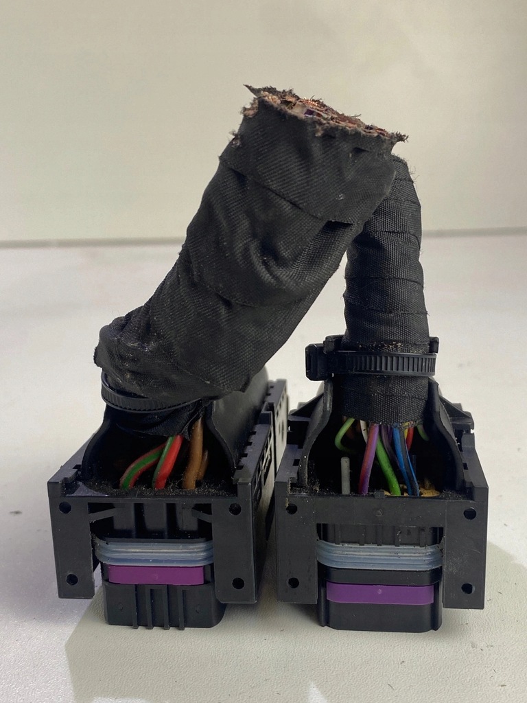 фото №5, Роз'єми штекер колодка блок керування двигуна volkswagen passat b7