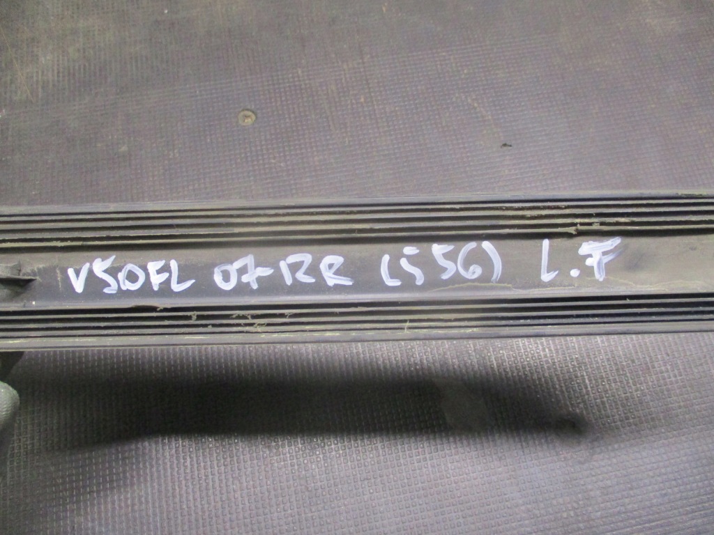 Молдинг двері лівий задній 39987038 volvo v50 i 07-12r. Київ