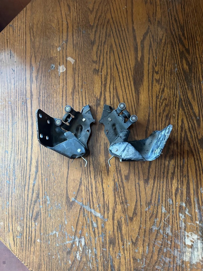 фото №1, Подрамник нижний ролики левый i правый перед peugeot 1007 04-09 r