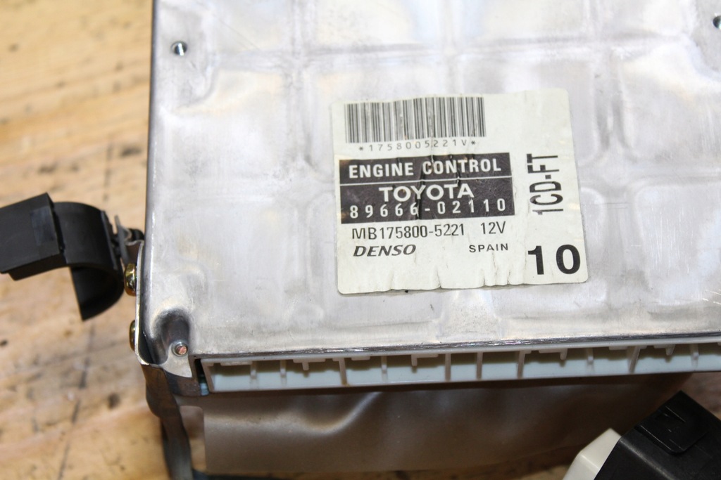 фото №15, Бортовой компьютер блок управления двигателя toyota оригинальный номер 89666-02110