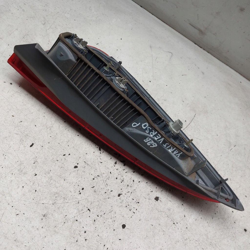 фото №8, Toyota yaris verso лампа правая задняя eu