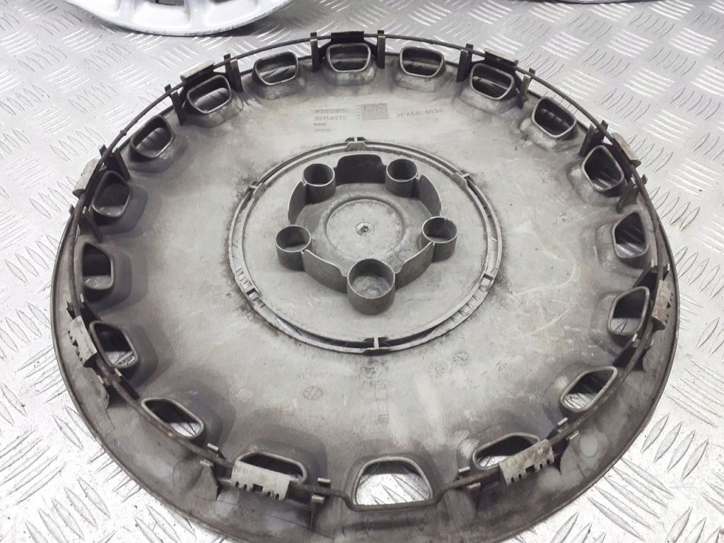 Колпаки оригинальные комплект r 15 volvo v50 2.0 d 30714075 Киев