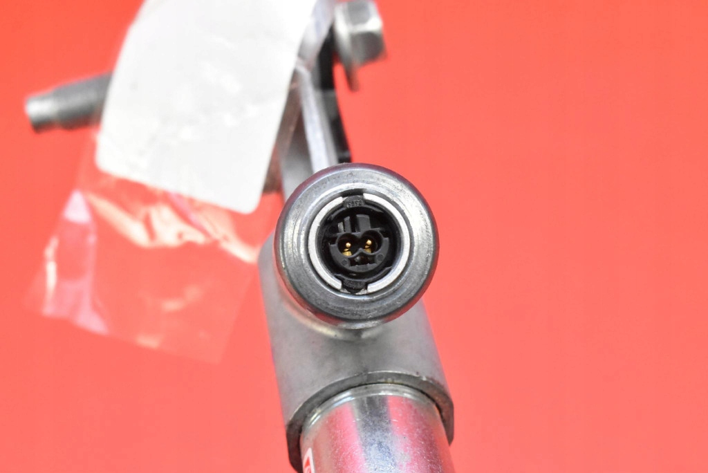 Натягувач кліпса поперечина лівий перед 1004532-05-e tesla model s 12-20 Оригінал